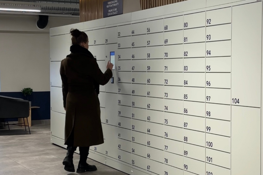 Nainen noustamassa verkkokauppatilaustaan Click & Collect -noutoautomaatista