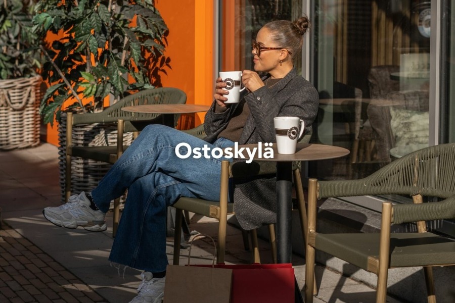 Nainen nauttimassa kahvia Espresso Housen terassilla Helsinki Outletissa