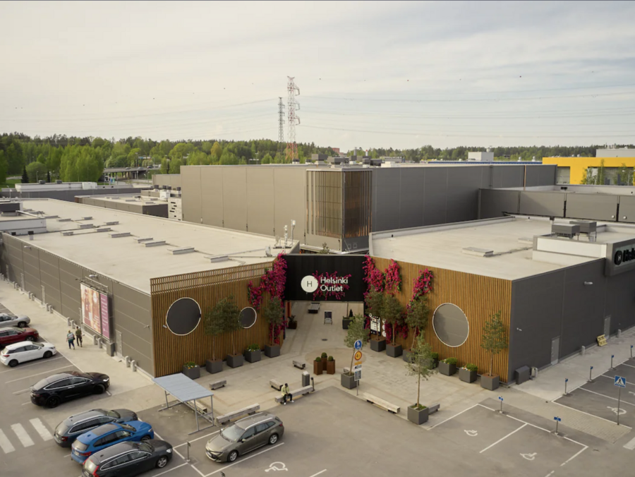 Ilmakuva ostoskeskuksesta Helsinki Outlet ja ulkona olevasta pysäköintialuesta.