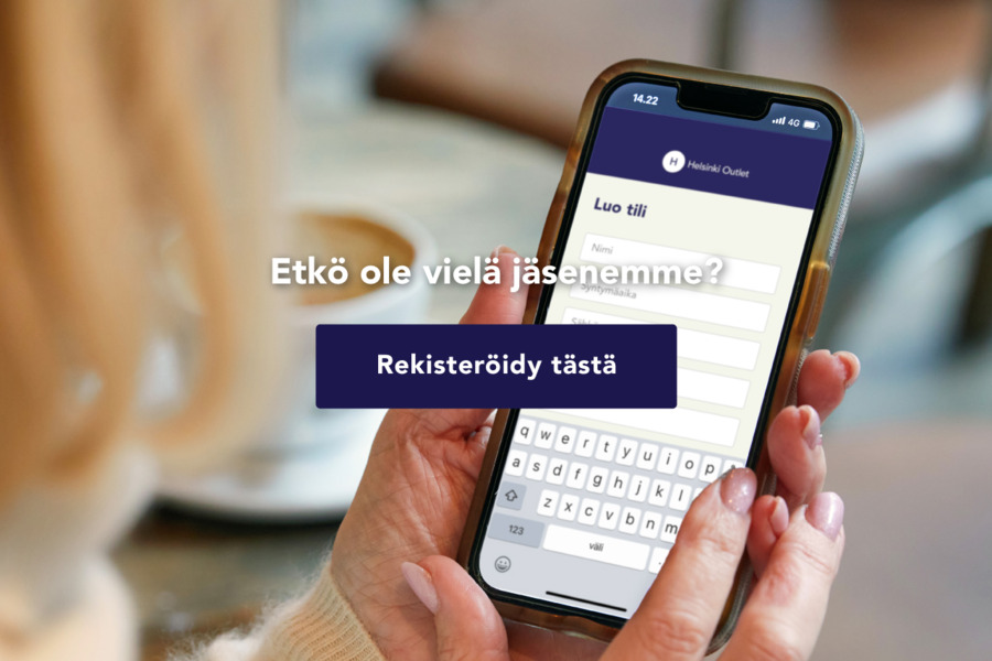 Lähikuva käsistä, jotka pitelevät älypuhelinta. Näytöllä näkyy Helsinki Outlet -sovelluksen rekisteröitymissivu, jossa lukee "Luo tili". Kuvan päällä teksti: "Etkö ole vielä jäsenemme? Rekisteröidy tästä".