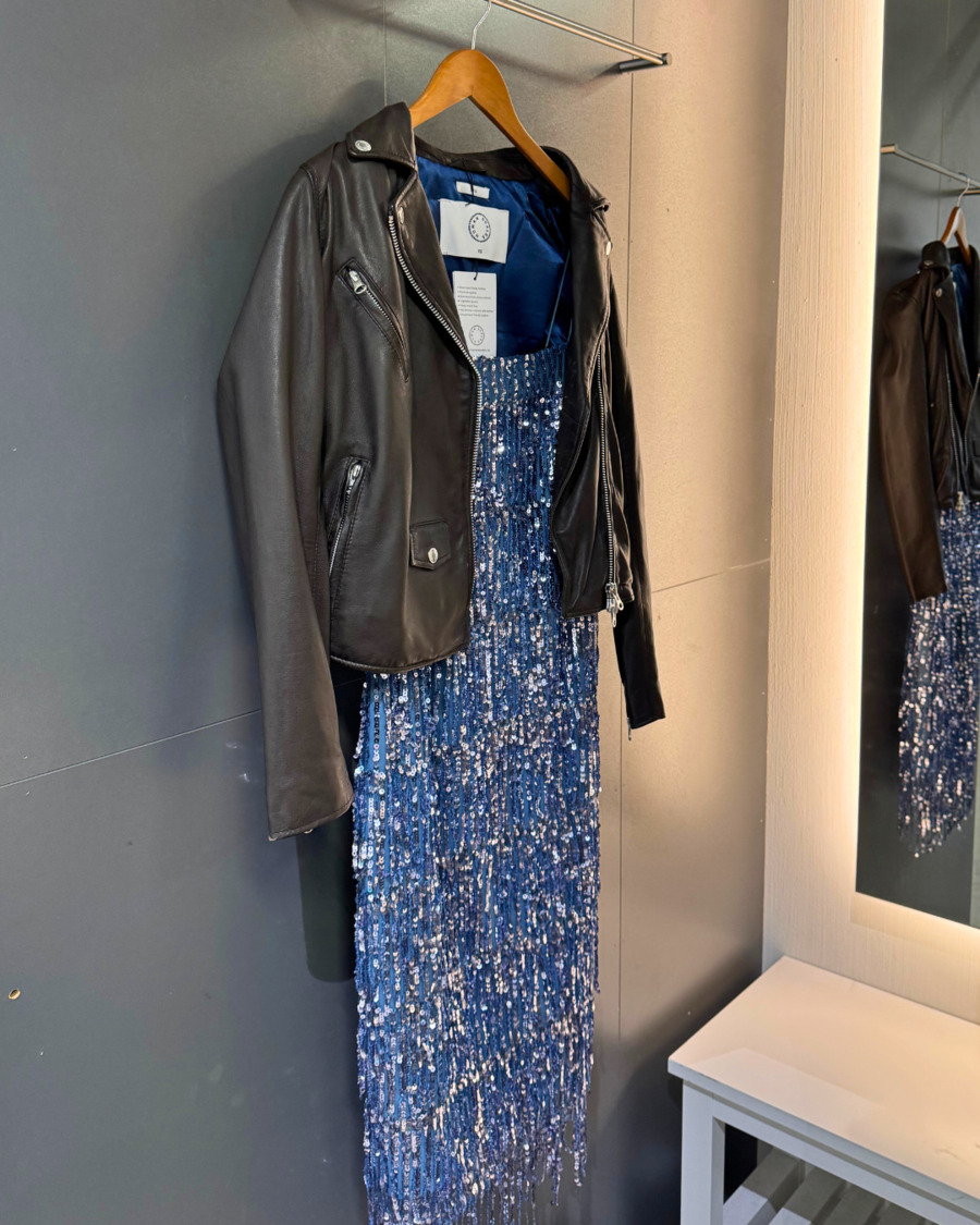 Sininen glitter mekko ja musta nahkatakki