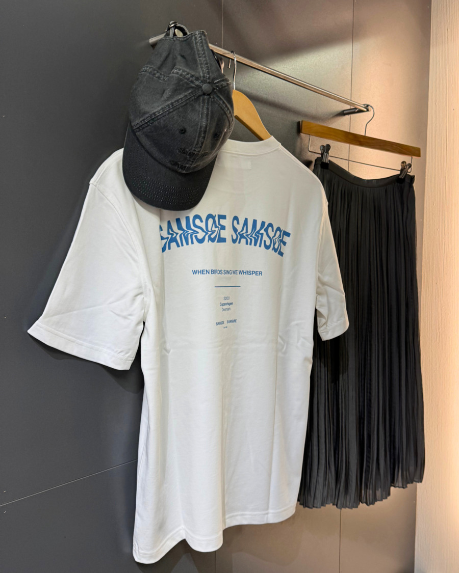 Valkoinen Samsoe Samsoe t-paita, musta verkkihame ja harmaa lippis