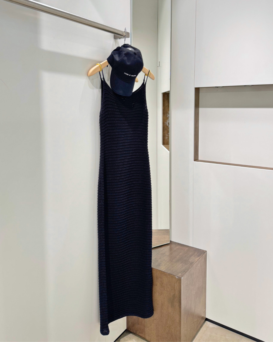 Neulottu pitkä mekko ja Tiger of Sweden lippis