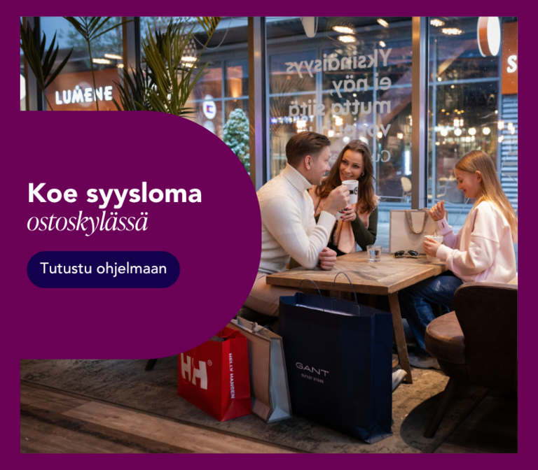 Perhe viettämässä taukoa Espresso Housessa Helsinki Outletin ostospäivän lomassa