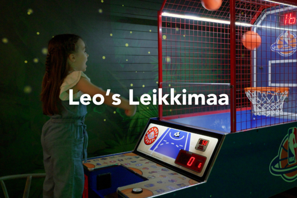 Tyttö pelaa koripallokonetta Leo’s Leikkimaassa