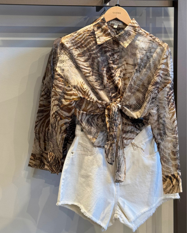 Valkoiser farkkushortsit ja ruskea sifonkipaita