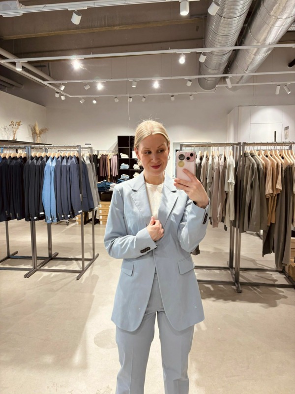 Power suit -trendi ei ole kadonnut vielä minnekään! Tiger of Swedenin housupukuja löytyy ihanissa sävyissä. Power suit -trendi ei ole kadonnut vielä minnekään! Tiger of Swedenin housupukuja löytyy ihanissa sävyissä.