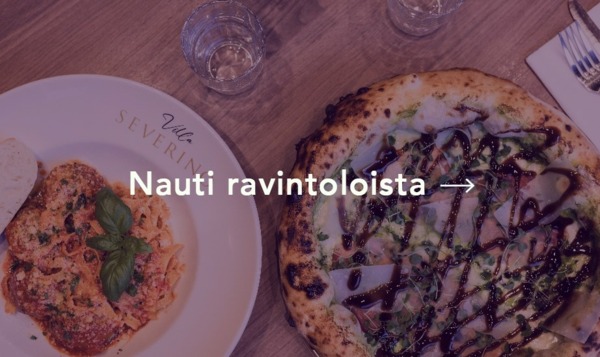 Herkkulliset pizza- ja pasta-annokset lautasilla