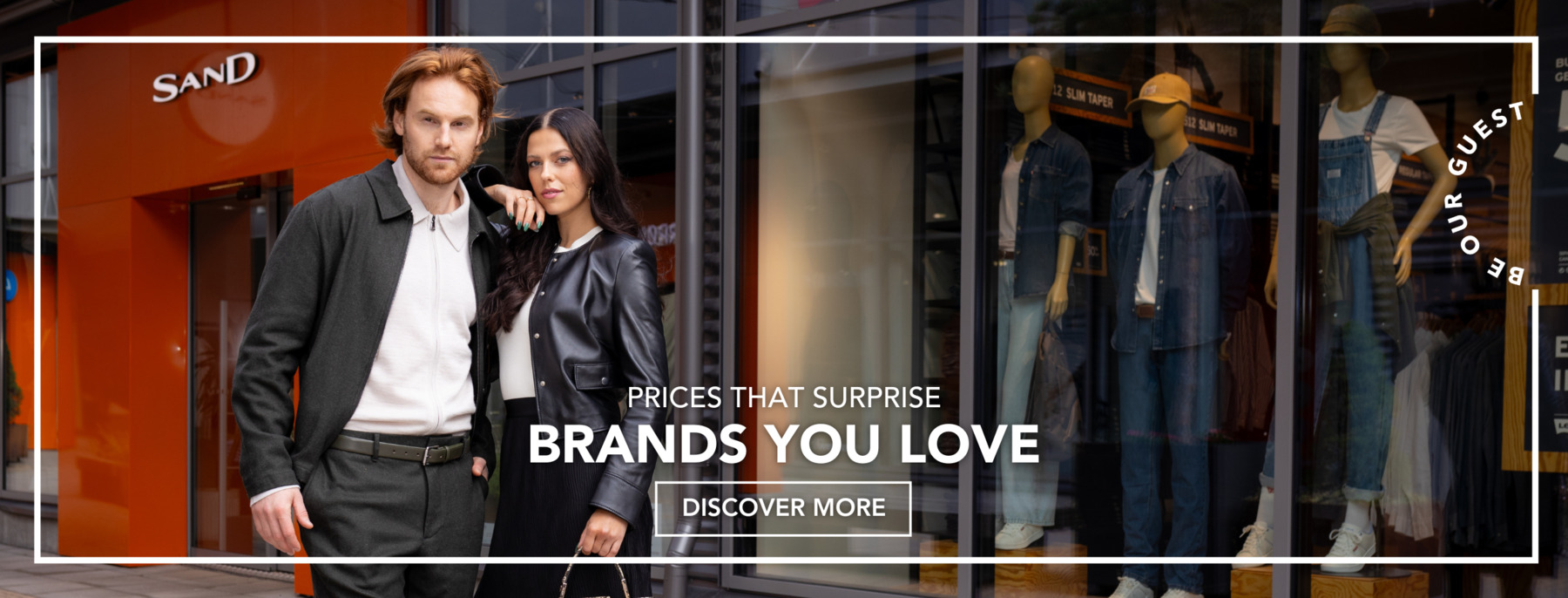 A family taking a break at Espresso House while shopping at the outlet