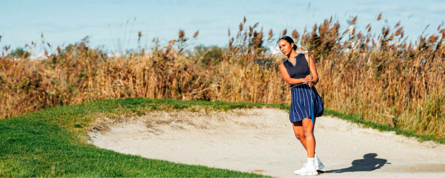 Nainen golfaamassa