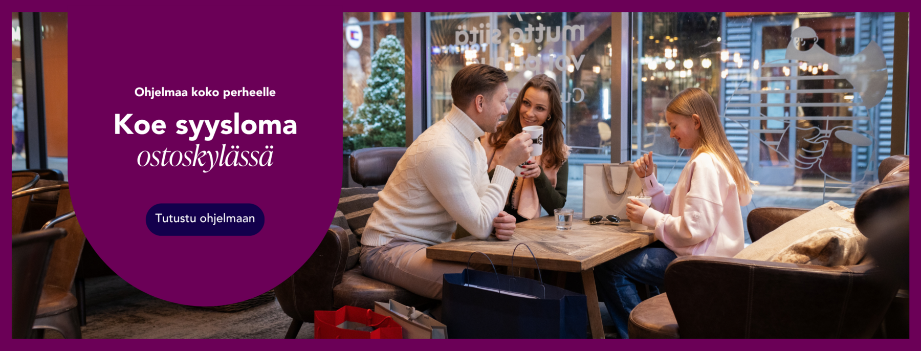 Perhe viettämässä taukoa Espresso Housessa Helsinki Outletin ostospäivän lomassa