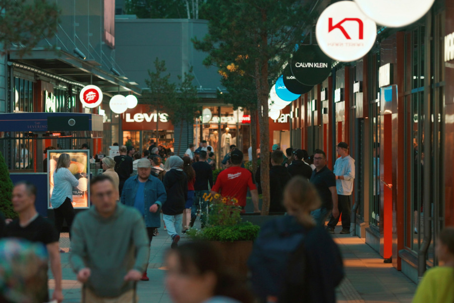 Late Night Shopping ostoskylässä Ostoskylän katu täynnä ihmisiä myöhään yöllä