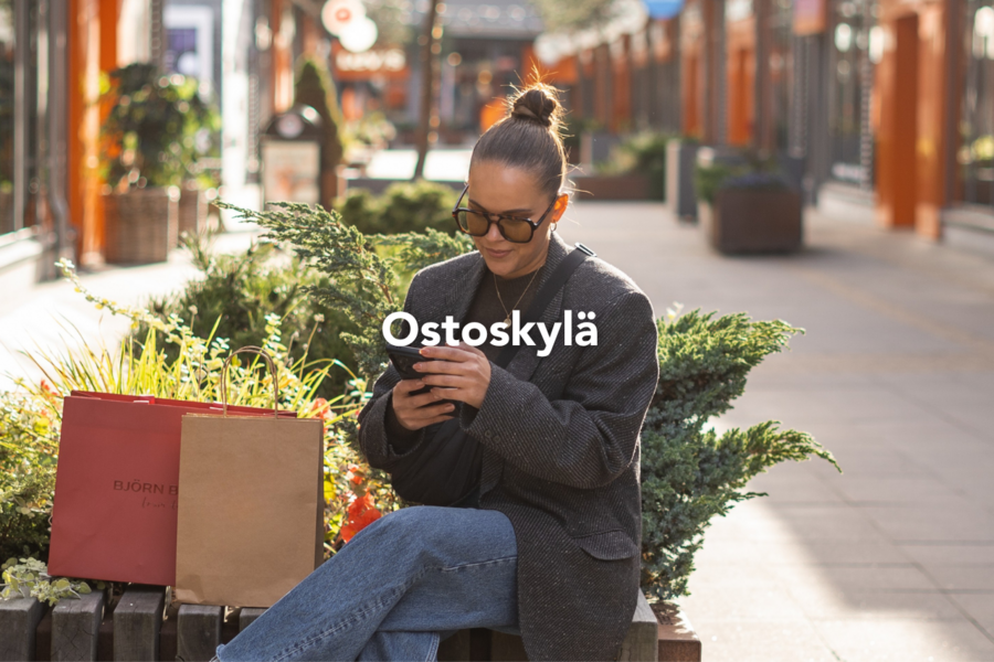 Nainen vieressään ostoskasseja Helsinki Outletissa