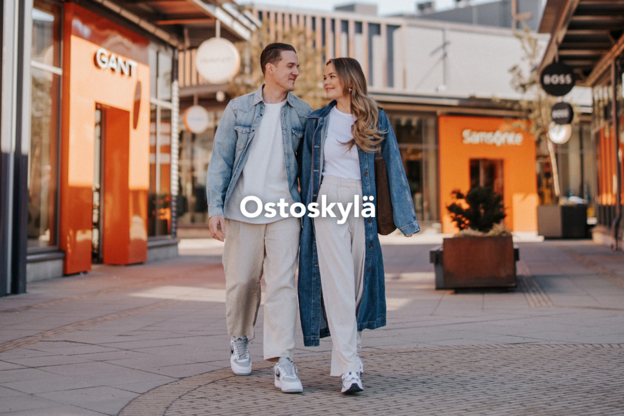 Pariskunta on tullut ostoksille Helsinki Outletiin