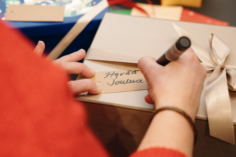 Joululahjapakettia paketoidaan