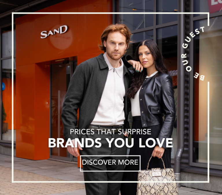 A family taking a break at Espresso House while shopping at the outlet