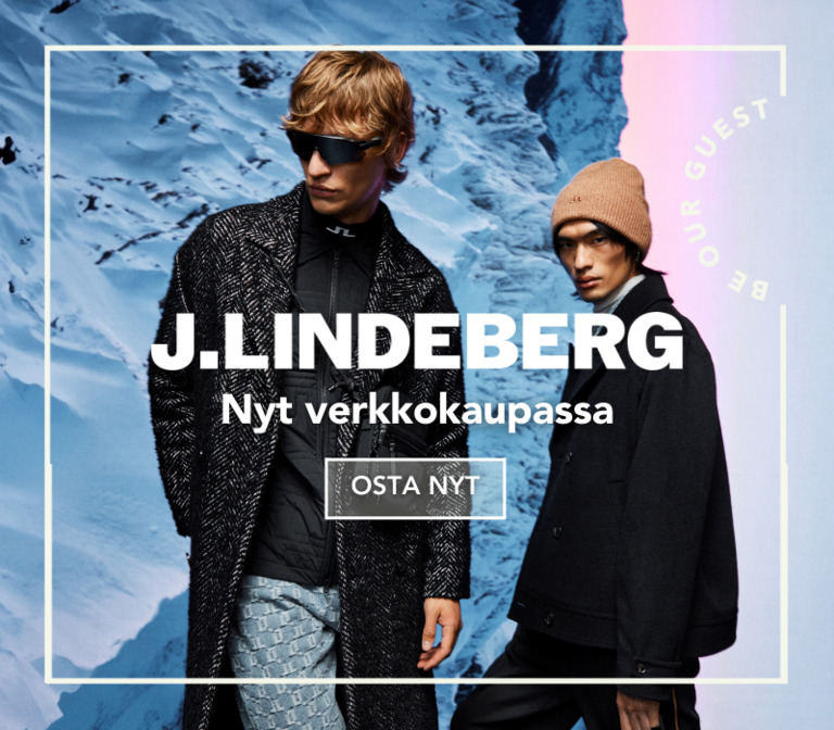 Kaksi miestä J.Lindebergin asuissa seisomassa lumisessa maisemassa.