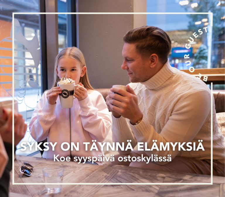 Perhe nauttii kuumia juomia Espresso Housessa ostoskylässä