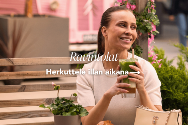 Nainen ostoskylän kahvilan terrasilla kesäiltana