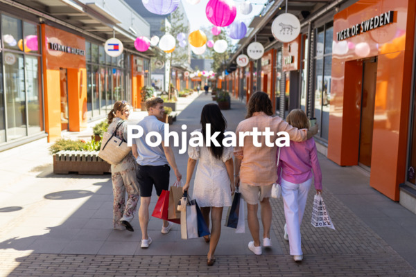 Perheitä ja shoppailijoita kävelee ostoskylän kujalla koristevalojen alla. Kuvassa lukee “Pohjakartta”.