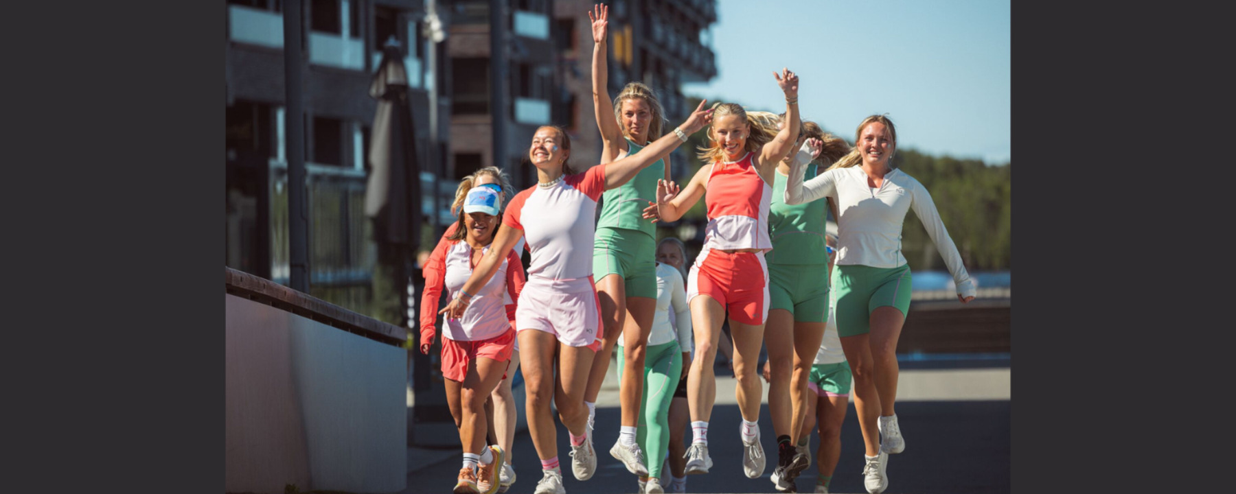 Naiset iloisesti kävelyllä värikkäissä urheiluvaatteissa