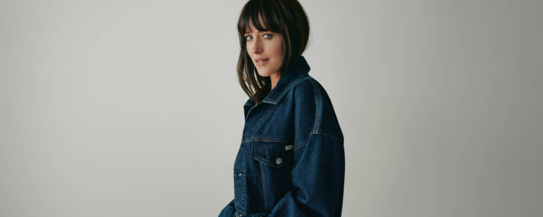 Näyttelijä Dakota Johnson yllään Calvin Klein farkkutakki