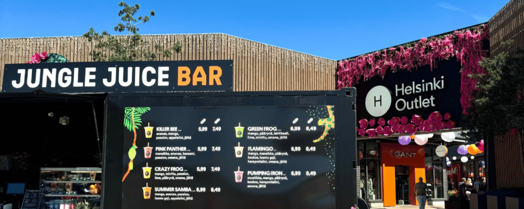Jungle Juice Bar kesäkontti Helsinki Outletin sisäänkäynnin edessä