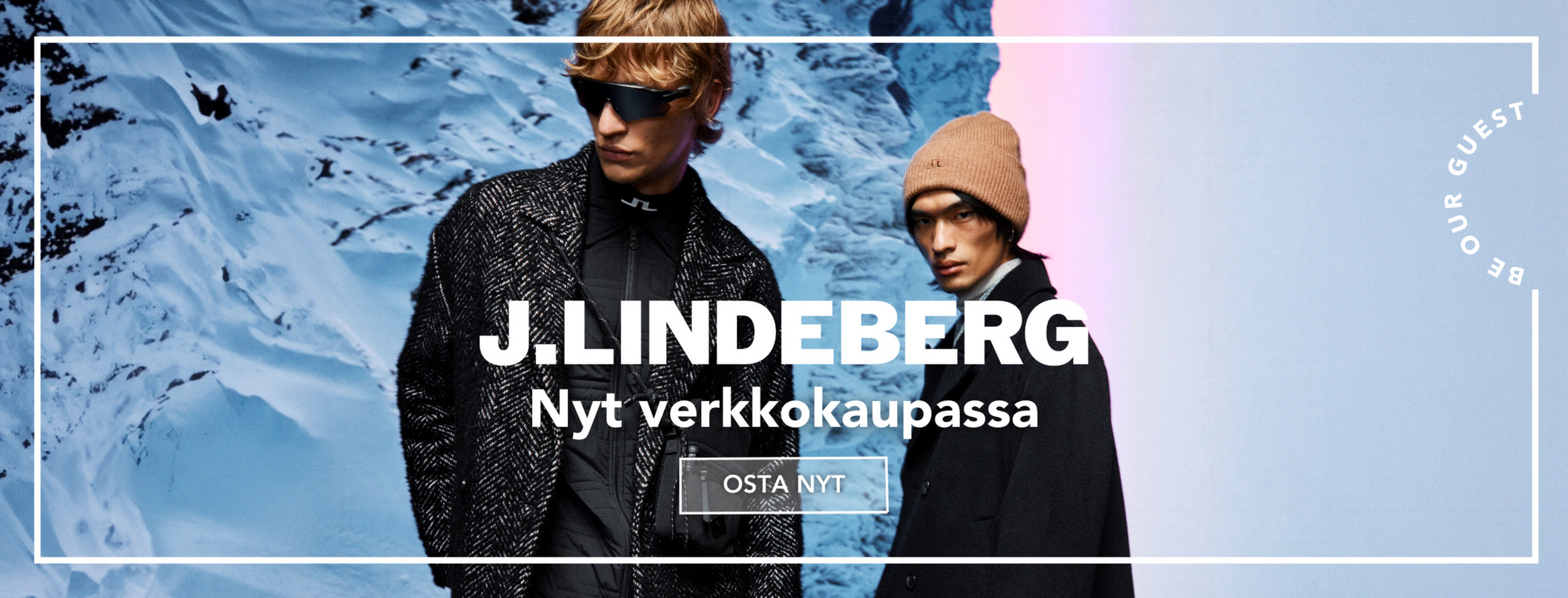 Kaksi miestä J.Lindebergin asuissa seisomassa lumisessa maisemassa.