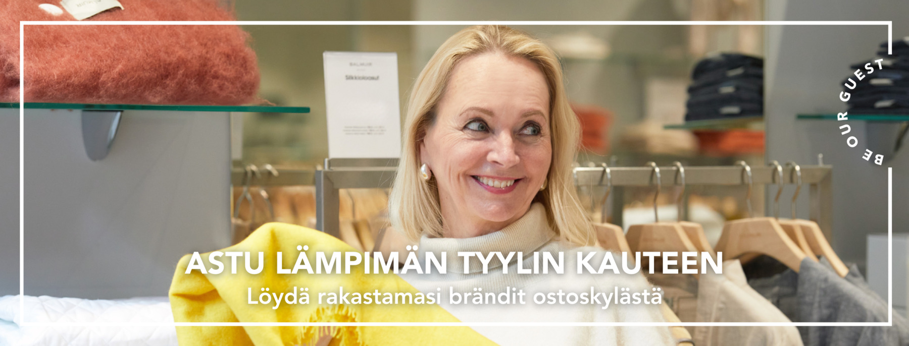 Nainen pitää käsissään kaunista keltaista huivia