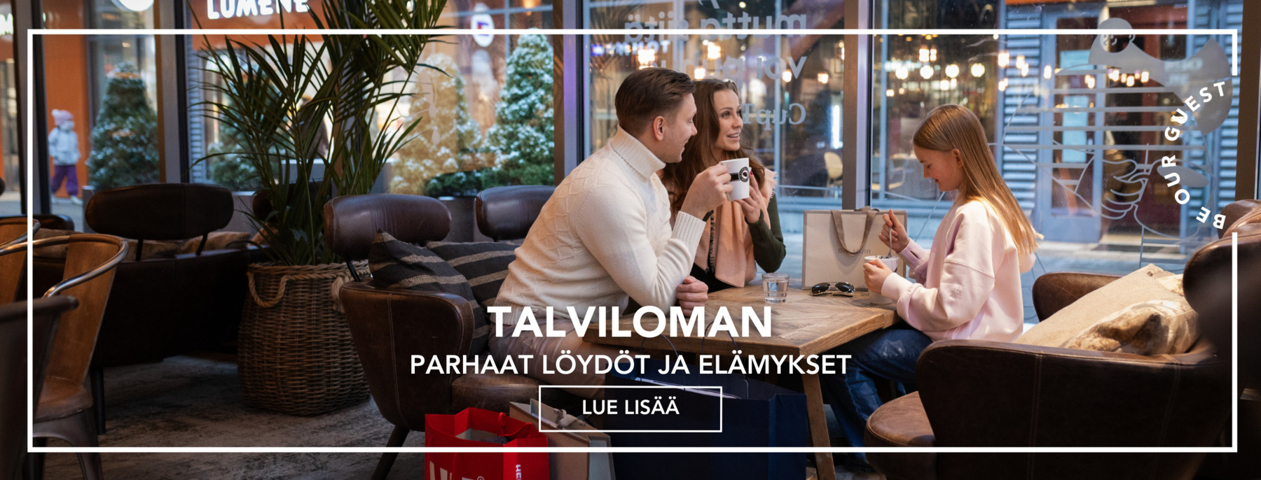 Perhe kahvitauolla Espresso Housessa ostosten lomassa